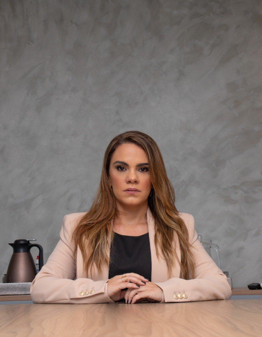 Danielle Silva, advogada, de pé no escritório