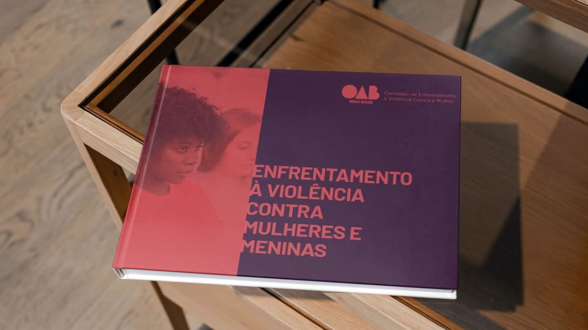 Capa do "Manual de Enfrentamento à Violência Contra Mulheres e Meninas", publicação da OAB Minas Gerais, Comissão de Enfrentamento à Violência Contra a Mulher
