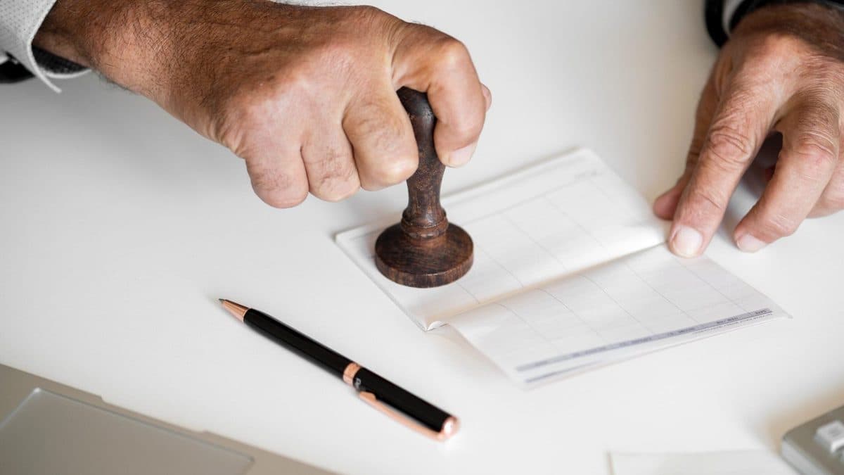 Documentos e caneta sobre a mesa de um cartório, representando o inventário e a formalização de vontades