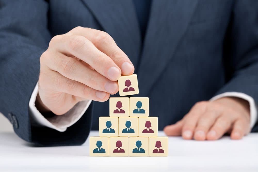 Reunião familiar em torno de uma mesa discutindo a sucessão da empresa