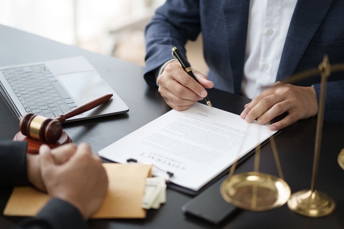 Documentos e balança representando o inventário negativo de bens