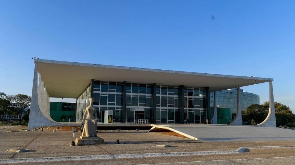 Fachada do edifício do Supremo Tribunal Federal, em Brasília, com a escultura A Justiça em primeiro plano