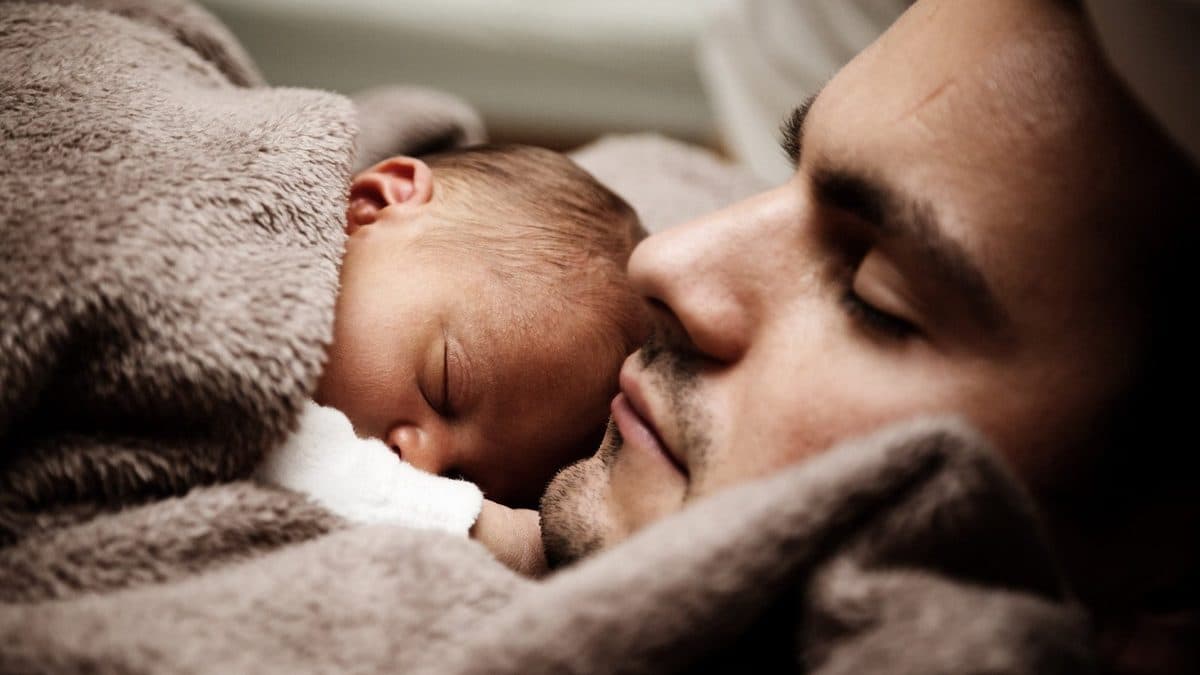 Criança entre os pais em momento de conflito, representando alienação parental