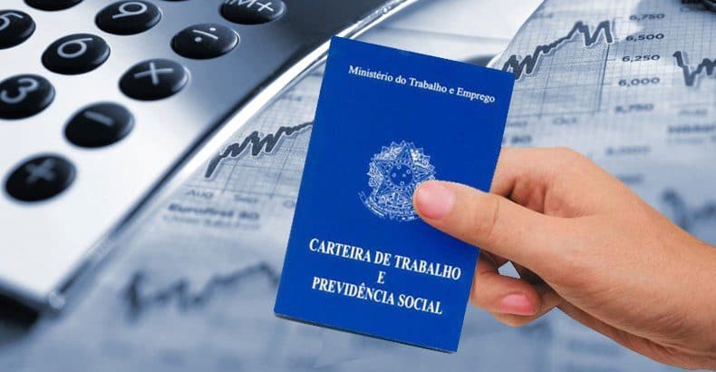 Martelo de juiz sobre documentos representando penhora em processo trabalhista