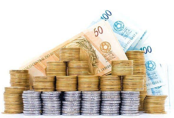 Gráficos e documentos fiscais representando os impactos da reforma tributária sobre alta renda