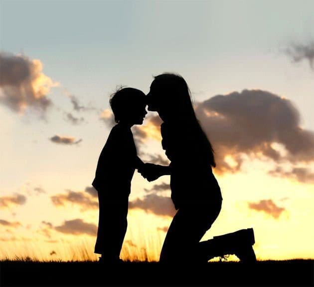 Mãe solo segurando o filho, representando o cuidado e a proteção familiar