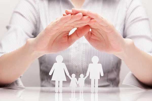 Apólice de seguro e calculadora sobre a mesa, representando previdência privada e seguro de vida