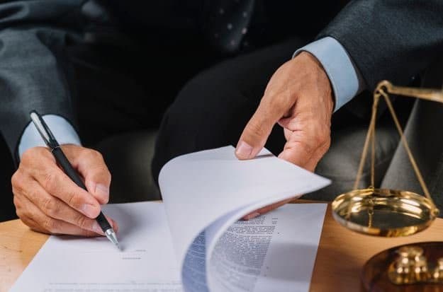 Herança e doação de imóvel representando o planejamento patrimonial de uma holding
