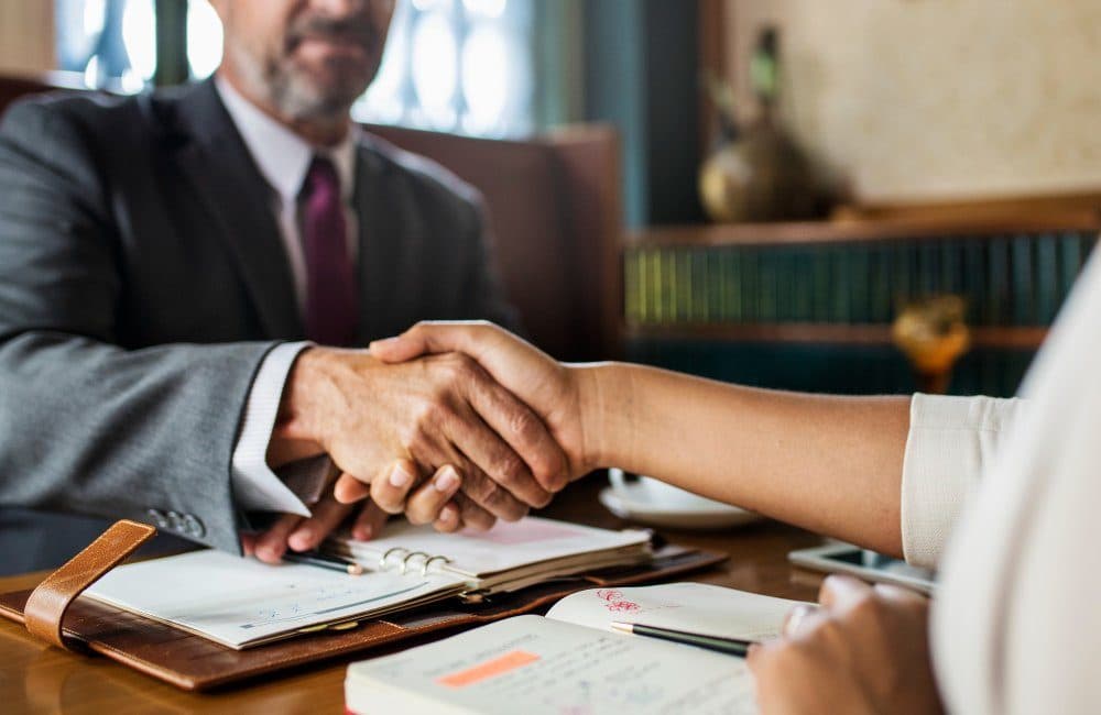 Advogada analisando cláusulas de um pacto antenupcial