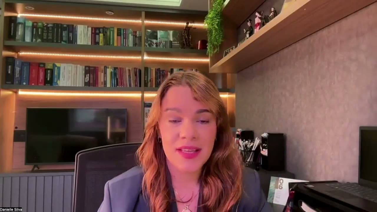 Danielle Silva no escritório, falando sobre holding familiar