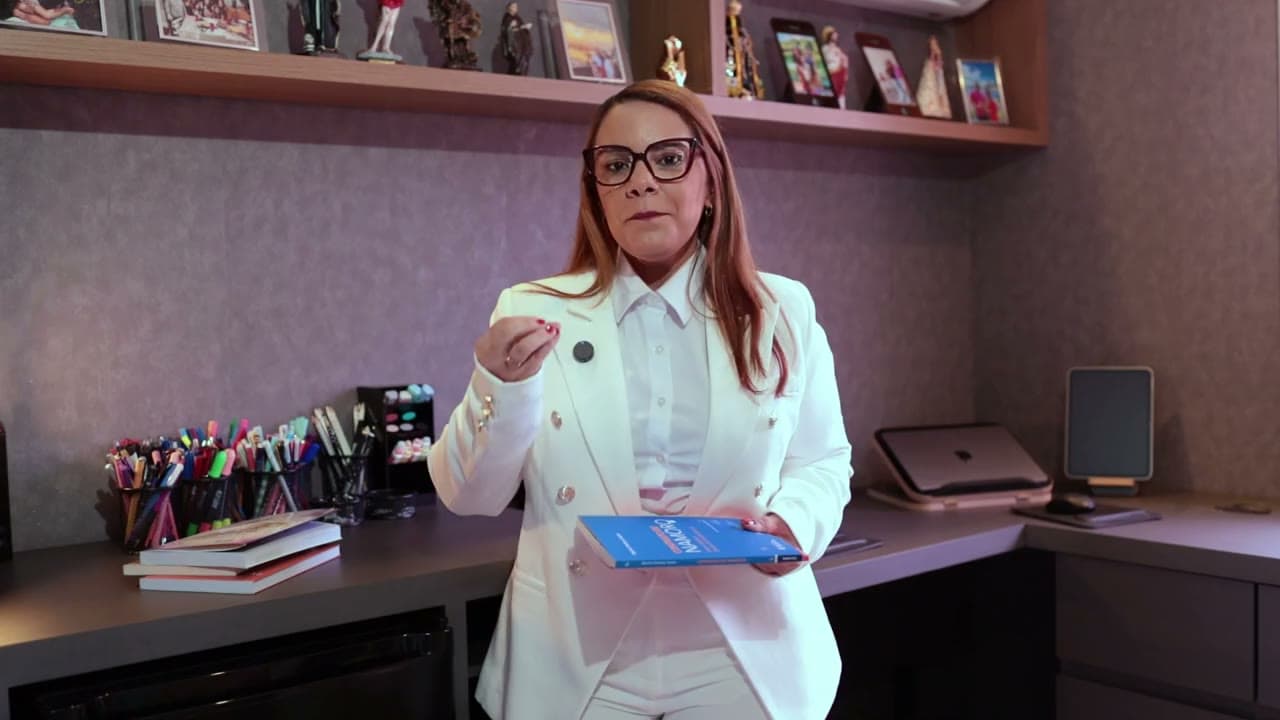 Danielle Silva no escritório, falando sobre planejamento matrimonial